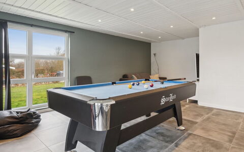 Akira - 250M from the Sea: Toit, Maison, Domicile, Chalet, Porte, Siding, Plate-Forme, Porche, Planche, Dur