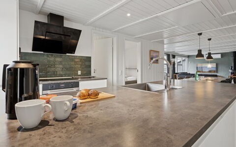 Akira - 250M from the Sea: Toit, Maison, Domicile, Chalet, Porte, Siding, Plate-Forme, Porche, Planche, Dur
