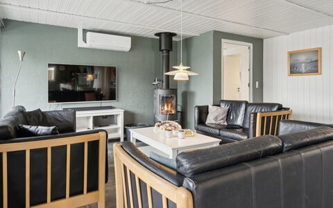 Akira - 250M from the Sea: Toit, Maison, Domicile, Chalet, Porte, Siding, Plate-Forme, Porche, Planche, Dur