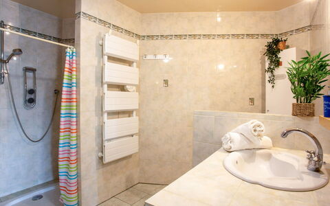 Fleur D'Été: Design Intérieur, Sol, Luminaire Plomberie, Mur, Salle De Bains, Sol, Plomberie, Tuile, Robinet, Pièce