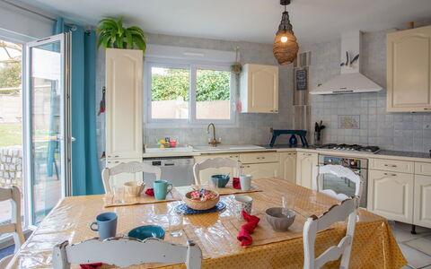 Fleur D'Été: Meubles, Design Intérieur, Cuisine, Sol, Chaise, Bois, Comptoir, Pièce, Sol, Table