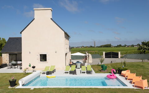 La Maison de Parrain: Piscine, Ferme, Chalet, Pelouse, Biens, Arrière-Cour, Recours, Cour, Jardin, Aménagement Paysager