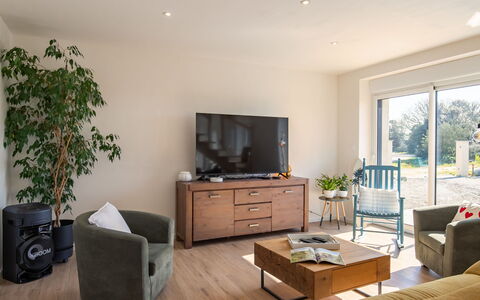 La Maison de Parrain: Meubles, Sol, Bois, Design Intérieur, Sol, Canapé, Table, Pièce, Plafond, Salon