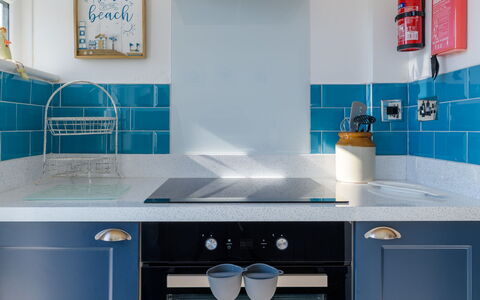 Lighthouse Watch: Cuisine, Appareil De Cuisine, Principaux Appliance, Comptoir, Cuisinière, Design Intérieur, Le Fourneau, Gaz Poele, Sol, Cabinetry