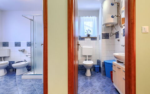 Soriso: Sol, Sol, Luminaire Plomberie, Design Intérieur, Salle De Bains, Toilette, Plomberie, Pièce, Tuile, Siège De Toilette
