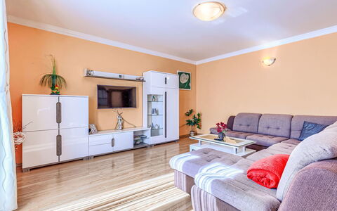 Soriso: Meubles, Design Intérieur, Sol, Sol, Canapé, Télévision, Bois, Plafond, Pièce, Salon