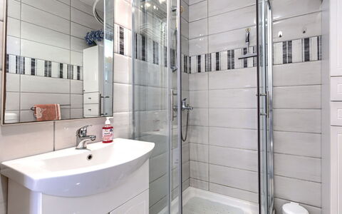 Poreč 128: Salle De Bains, Luminaire Plomberie, Design Intérieur, Sol, Sol, Évier, Plomberie, Robinet, Toilette, Lavabo