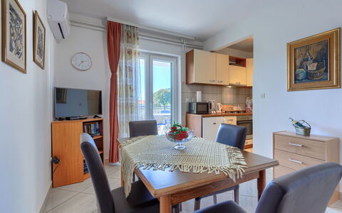 Poreč 128: Meubles, Table, Table Cuisine Et Salle A Manger, Appartement, Chaise, Design Intérieur, Sol, Pièce, Salle À Manger, Plante D'Appartement