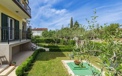 Poreč 128: Arbuste, Jardin, Couverture De Sol, Pelouse, Aménagement Paysager, Ombre, Cour, Biens, Arrière-Cour