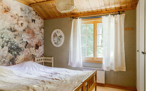 Väbynäs: Chambre, Design Intérieur, Mur, Lit, Drap De Lit, Sol, Literie, Bois, Sol, Meubles