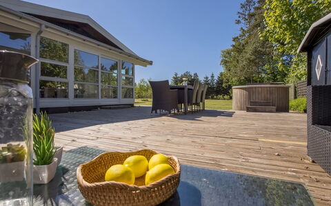 Tayana - 500M from the Sea: Domicile, Chalet, Dur, Ombre, Plate-Forme, Biens, Batiments Jardin, Porche, Aménagement Paysager, Planche