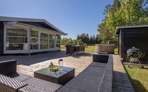 Tayana - 500M from the Sea: Domicile, Architecture, Maison, Toit, Lot Terre, Chalet, Porte, Biens, Ombre, Jardin