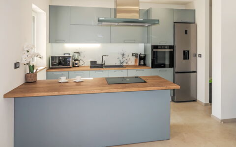 Villa Temelia: Cuisine, Comptoir, Meubles, Appareil De Cuisine, Cabinetry, Design Intérieur, Sol, Principaux Appliance, Bois, Cuisinière