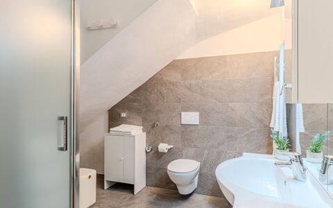 Tremezzina 609: Sol, Design Intérieur, Mur, Luminaire Plomberie, Sol, Bois, Salle De Bains, Plafond, Plomberie, Robinet