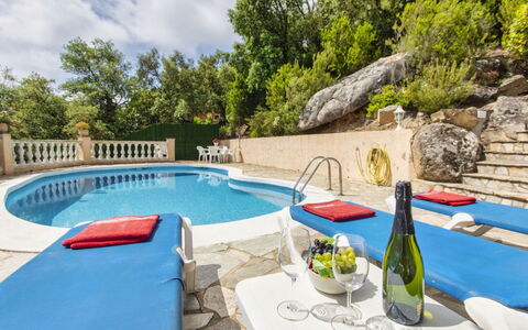 Bella Vista: L'Eau, Plante, Nuage, Propriété, Ciel, Piscine, Bouteille, Table, Arbre, Mobilier De Jardin
