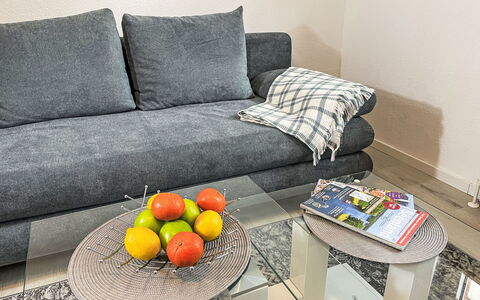 Boddenidyll: Meubles, Canapé, Sol, Design Intérieur, Sol, Salon, Table, Éclairage, Domicile