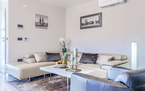 Marina: Meubles, Design Intérieur, Canapé, Sol, Sol, Salon, Pièce, Domicile, Table, Plafond