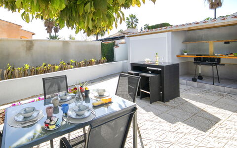 Isa: Meubles, Chaise, Mobilier De Jardin, Sol, Table, Sol, Pot De Fleur, Plante D'Appartement, Tableau De Plein Air, Jardin