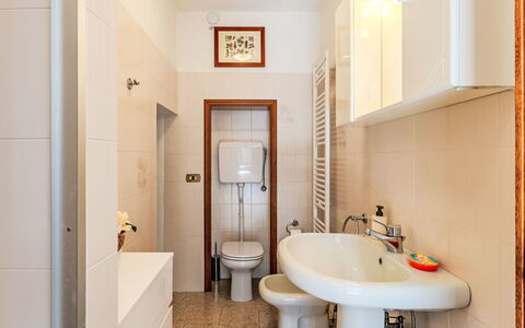 San Siro 53: Salle De Bains, Luminaire Plomberie, Sol, Lavabo, Sol, Évier, Design Intérieur, Toilette, Siège De Toilette, Robinet