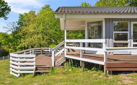 Conradine - 600M from the Sea: Meubles, Table, Mobilier De Jardin, Tableau De Plein Air, Chaise, Tache De Bois, Ombre, Arrière-Cour, Chalet, Table Cuisine Et Salle A Manger