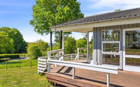 Conradine - 600M from the Sea: Meubles, Table, Mobilier De Jardin, Tableau De Plein Air, Chaise, Tache De Bois, Ombre, Arrière-Cour, Chalet, Table Cuisine Et Salle A Manger