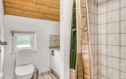 Nikolce - 300M to the Fjord: Mur, Sol, Bois, Sol, Luminaire Plomberie, Toilette, Siège De Toilette, Design Intérieur, Plomberie, Salle De Bains