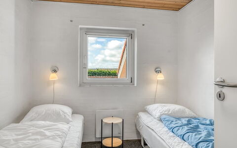 Nikolce - 300M to the Fjord: Chambre, Gelé, Daylighting, Literie, Cadre De Lit, L'Hiver, Lit, Drap De Lit