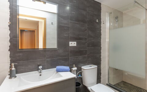 Junqué-Verdure: Salle De Bains, Luminaire Plomberie, Sol, Mur, Design Intérieur, Sol, Évier, Robinet, Toilette, Plomberie