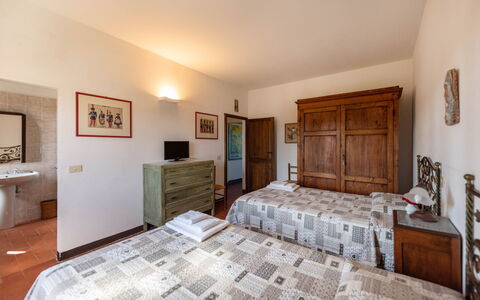 Country House In Tuscan Hills: Lit, Chambre, Meubles, Mur, Bois, Drap De Lit, Literie, Design Intérieur, Pièce, Sol
