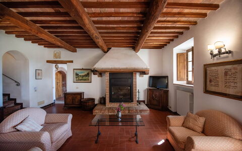 Green Hill Apartment In Tuscan Countryside: Mur, Sol, Design Intérieur, Meubles, Domicile, Sol, Plafond, Pièce, Salon, Chaise