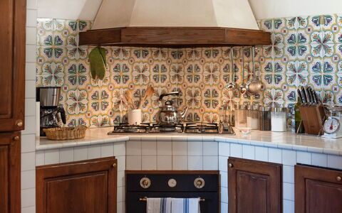 Green Hill Apartment In Tuscan Countryside: Cuisine, Design Intérieur, Sol, Comptoir, Sol, Tuile, Cabinetry, Pièce, Plafond, Appareil De Cuisine