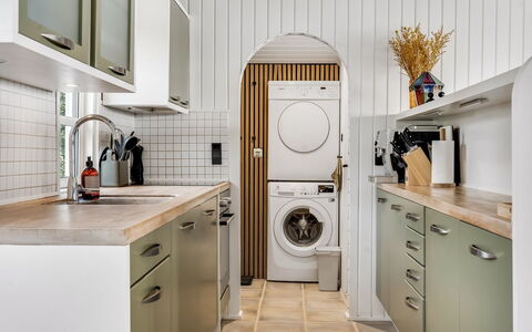 Gesine - 50M to the Fjord: Machine À Laver, Principaux Appliance, Buanderie, Design Intérieur, Sécheuse, Appareil De Cuisine, Cuisine, Électroménager, Sol, Comptoir