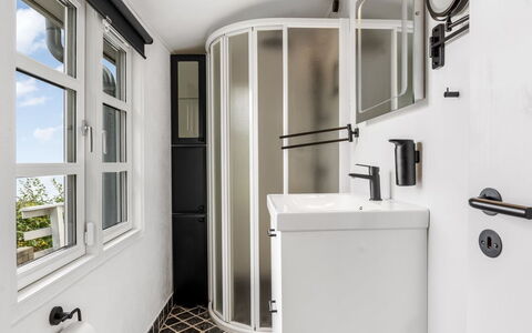 Gesine - 50M to the Fjord: Design Intérieur, Luminaire Plomberie, Sol, Sol, Plomberie, Salle De Bains, Porte, Plafond, Toilette, Pièce
