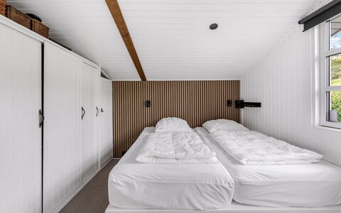 Gesine - 50M to the Fjord: Bois, Design Intérieur, Sol, Plafond, Sol, Chambre, Lit, Cadre De Lit, Literie, Tache De Bois