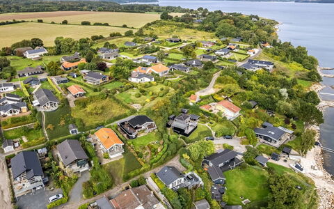Gesine - 50M to the Fjord: Zone Résidentielle, Paysage, Cotiers Et Relief Océaniques, Côte, Biens, Banlieue, Vue Du Ciel, Rive, Baie, Village