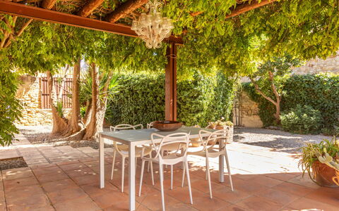 Top Villa Chantal Airco: Meubles, Ombre, Jardin, Structure En Plein Air, Pot De Fleur, Mobilier De Jardin, Chaise, Arrière-Cour, Eco Hôtel, Cour