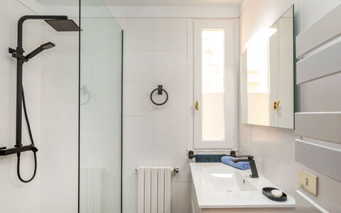 Top Villa Chantal Airco: Salle De Bains, Luminaire Plomberie, Design Intérieur, Sol, Mur, Sol, Miroir, Évier, Lavabo, Robinet
