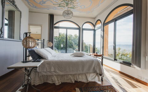 Villa Vernazza: Meubles, Lit, Design Intérieur, Chambre, Literie, Drap De Lit, Linge, Sol, Éclairage, Cadre De Lit