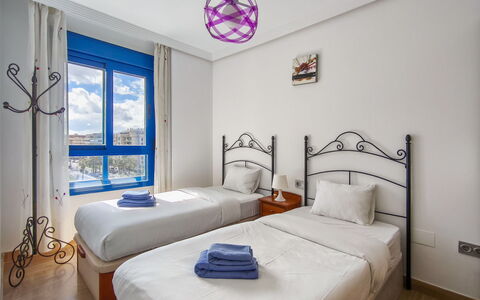 Malaga Pacifico: Meubles, Sol, Domicile, Sol, Chaise, Ombre, Appartement, Mobilier De Jardin, Plante D'Appartement, Table Cuisine Et Salle A Manger