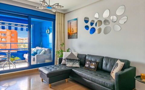 Malaga Pacifico: Meubles, Sol, Domicile, Sol, Chaise, Ombre, Appartement, Mobilier De Jardin, Plante D'Appartement, Table Cuisine Et Salle A Manger