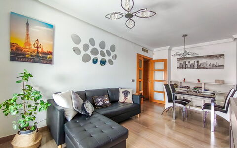 Malaga Pacifico: Meubles, Sol, Domicile, Sol, Chaise, Ombre, Appartement, Mobilier De Jardin, Plante D'Appartement, Table Cuisine Et Salle A Manger