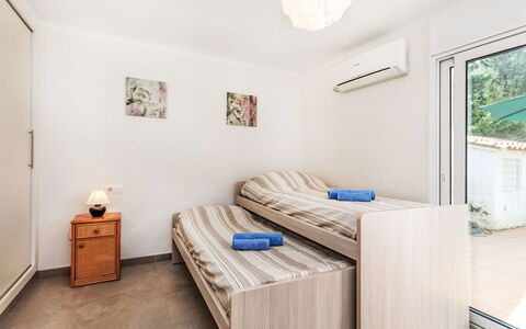 Mon Coeur: Meubles, Sol, Domicile, Sol, Chaise, Ombre, Appartement, Mobilier De Jardin, Plante D'Appartement, Table Cuisine Et Salle A Manger