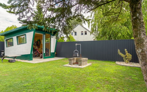 Mediana: Meubles, Sol, Domicile, Sol, Chaise, Ombre, Appartement, Mobilier De Jardin, Plante D'Appartement, Table Cuisine Et Salle A Manger