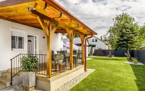 Mediana: Meubles, Sol, Domicile, Sol, Chaise, Ombre, Appartement, Mobilier De Jardin, Plante D'Appartement, Table Cuisine Et Salle A Manger