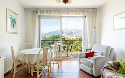 Casa Leonilde: Meubles, Sol, Domicile, Sol, Chaise, Ombre, Appartement, Mobilier De Jardin, Plante D'Appartement, Table Cuisine Et Salle A Manger