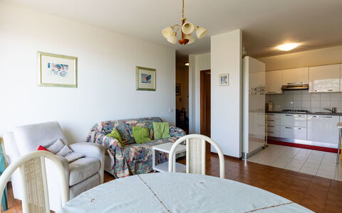 Casa Leonilde: Meubles, Sol, Domicile, Sol, Chaise, Ombre, Appartement, Mobilier De Jardin, Plante D'Appartement, Table Cuisine Et Salle A Manger