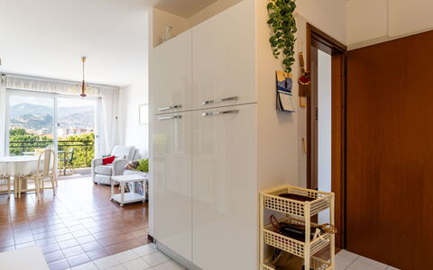 Casa Leonilde: Meubles, Sol, Domicile, Sol, Chaise, Ombre, Appartement, Mobilier De Jardin, Plante D'Appartement, Table Cuisine Et Salle A Manger