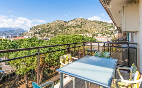 Casa Leonilde: Meubles, Sol, Domicile, Sol, Chaise, Ombre, Appartement, Mobilier De Jardin, Plante D'Appartement, Table Cuisine Et Salle A Manger