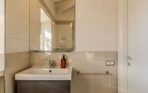 Lidia: Salle De Bains, Sol, Design Intérieur, Mur, Sol, Luminaire Plomberie, Lavabo, Évier, Armoire De Toilette, Robinet
