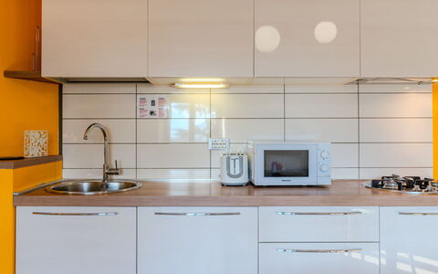 Lidia: Comptoir, Cuisine, Appareil De Cuisine, Cabinetry, Principaux Appliance, Design Intérieur, Sol, Bois, Evier, Meubles